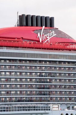 Portsmouth, İngiltere, İngiltere. 2021 yılı. Yolcu kamarası manzaralı kızıl bayanı gezdir..