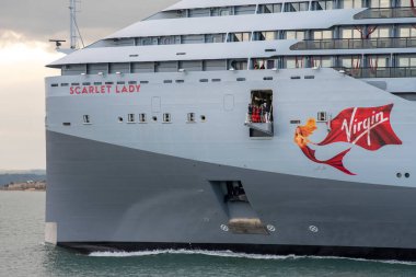 Portsmouth, İngiltere, İngiltere. 2021 yılı. Yolcu gemisi kızıl bayanın pruva, mürettebat ve yolcu kabinlerini görebileceği bir yere doğru gidiyor..