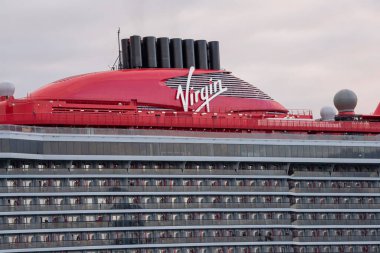 Portsmouth, İngiltere, İngiltere. 2021 yılı. Yolcu gemisi kızıl bayanın pruva, mürettebat ve yolcu kabinlerini görebileceği bir yere doğru gidiyor..