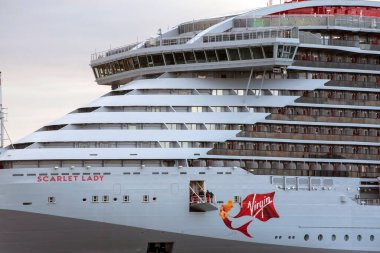 Portsmouth, İngiltere, İngiltere. 2021 yılı. Kızıl Leydi yolcu gemisi Portsmouth Limanı 'ndan ayrılıyor. İngiliz yolcu kabinleri, pruva ve köprü görüş alanında..