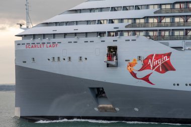 Portsmouth, İngiltere, İngiltere. 2021 yılı. Yolcu gemisi kızıl bayanın pruva, mürettebat ve yolcu kabinlerini görebileceği bir yere doğru gidiyor..