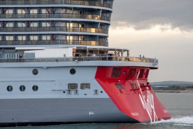 Portsmouth, İngiltere, İngiltere. 2021 yılı. Kırmızı bayanı kıç, mürettebat ve yolcu kabinlerinin görüntüsüyle seyir edin..