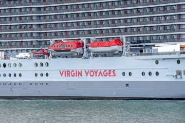 Portsmouth, İngiltere, İngiltere. 2021 yılı. Yolcu kamarası manzaralı kızıl bayanı gezdir.. 