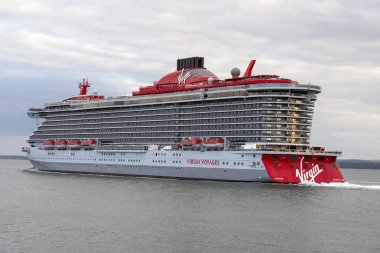 Portsmouth, İngiltere, İngiltere. 2021 yılı. Kızıl Leydi yolcu gemisi Portsmouth Limanı 'ndan İngiltere' nin güneyindeki Solent 'te yola çıkıyor.