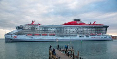 Portsmouth, İngiltere, İngiltere. 2021 yılı. Kızıl Leydi yolcu gemisi Portsmouth Limanı 'ndan İngiltere' nin güneyindeki Solent 'te yola çıkıyor.