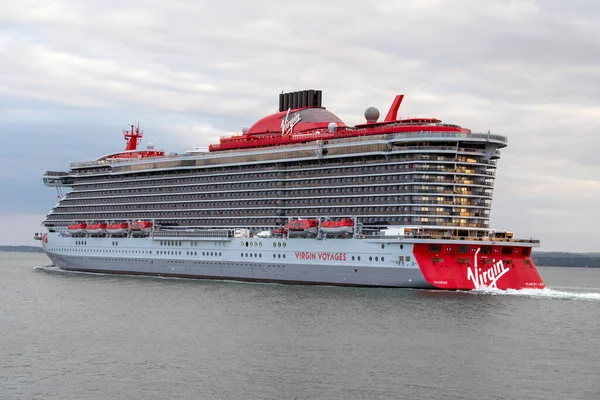 Portsmouth Inglaterra Reino Unido 2021 Crucero Scarlet Lady Saliendo Del — Foto de Stock