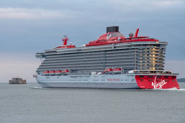 Портсмут Велика Британія 2021 Круїзний Корабель Scarlet Lady Виходить Порту — стокове фото