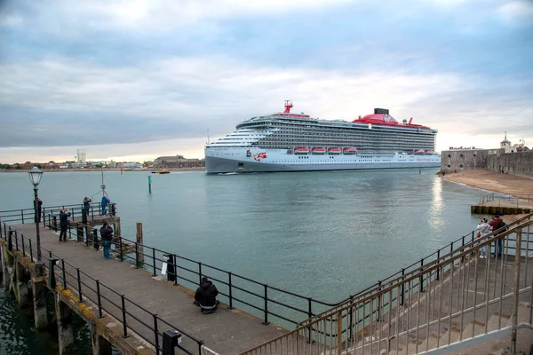 Portsmouth Inglaterra Reino Unido 2021 Crucero Scarlet Lady Saliendo Del — Foto de Stock