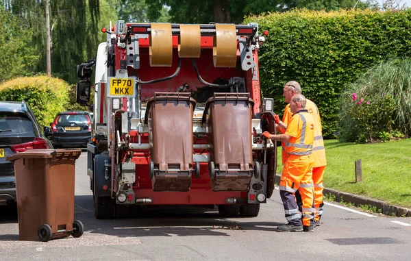 Hampshire England Storbritannien 2021 Rådsanställda Samlar Trädgårdsavfall Som Transporteras Lastbilen — Stockfoto