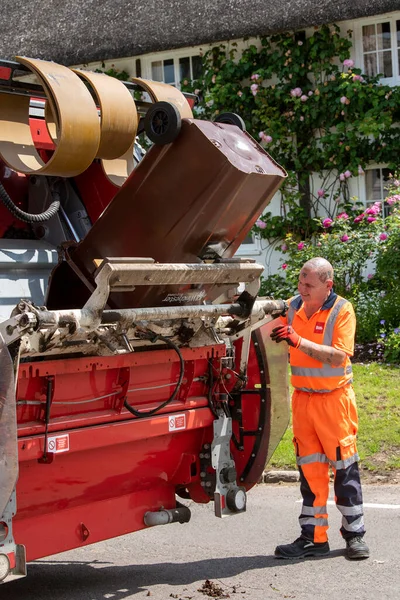 Hampshire England Großbritannien 2021 Mitarbeiter Des Rates Kippen Gartenabfallbehälter Lastwagen — Stockfoto