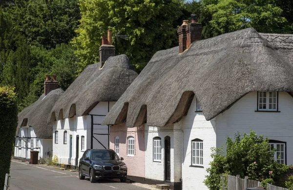 Micheldever Winchester Hampshire England 2021年 英国汉普郡Micheldever村 一座风景如画的茅草屋排成了一条街 — 图库照片