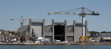 Plymouth, Devon, İngiltere, İngiltere. 2021 yılı. Tamar Nehri, Plymouth, İngiltere Kraliyet Donanması tersanesi.