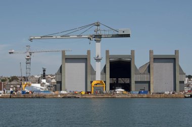 Plymouth, Devon, İngiltere, İngiltere. 2021 yılı. Tamar Nehri, Plymouth, İngiltere Kraliyet Donanması tersanesi.