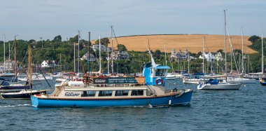 Falmouth, Cornwall, İngiltere, İngiltere. 2021 yılı. İngiltere, Cornwall, Falmouth limanından ayrılan Cornish kıyısındaki bir zevk gemisine binen yolcular. 