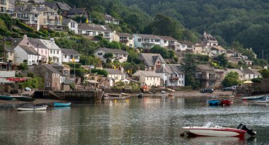 Noss Mayo ve Newton Ferrers, Devon, İngiltere, İngiltere. 2021 yılı. Noss Mayo, Yealm Nehri 'nin karşısında Newton Ferrers' dan Güney Devon, İngiltere 'de çekici bir yerleşim yeri olarak görüldü..