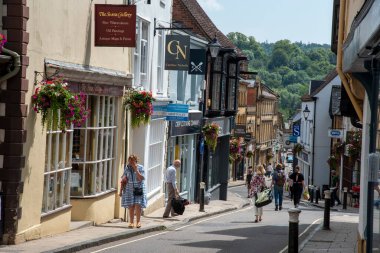 Sherborne, Dorset, İngiltere, İngiltere. 2021 yılı. Ucuz cadde bu antik pazar kasabası Sherborne, Dorset, İngiltere 'nin ana alışveriş alanı.