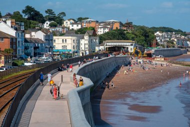 Dawlish, Devon, İngiltere, İngiltere. 2021 yılı. Dawlish 'teki yeni deniz duvarı ve demiryolu hattının Devon, İngiltere' deki bir sahil beldesinin genel görünümü.