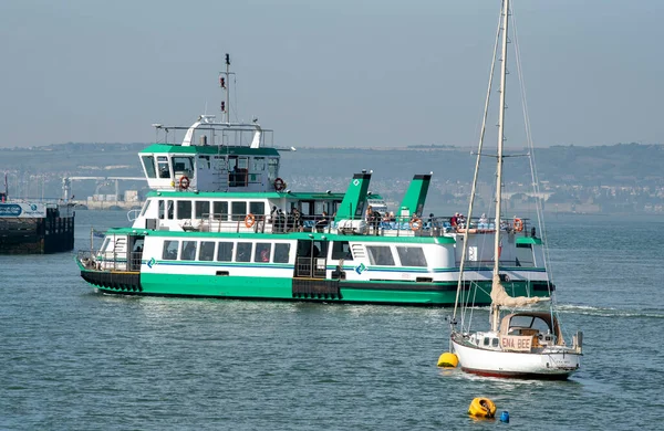 Portsmouth Inglaterra Reino Unido 2021 Ferry Pasajeros Gosport Cruza Puerto — Foto de Stock