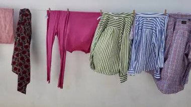 Lilongwe Malavi Afrika. 01.12.2025. Elbise parçaları arka bahçede çamaşır ipinde kuruyor..