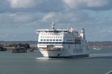 Portsmouth İngiltere. 28.02.2026. Brittany feribot Mont St Michel Portsmouth Limanı 'nın sularında seyir eder, dağılmış bulutlar ve uzak yelkenli tekneleriyle.
