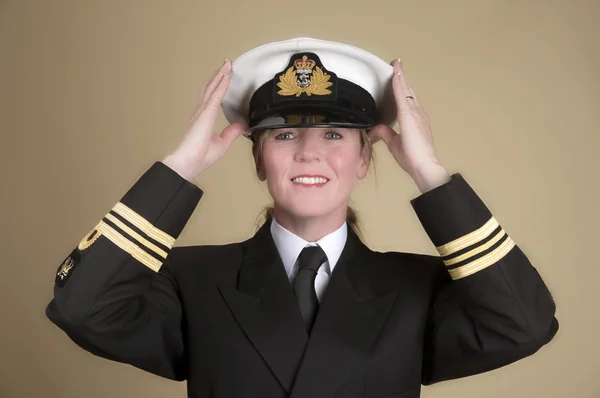 Oficial naval colocándose el sombrero en la cabeza — Foto de Stock