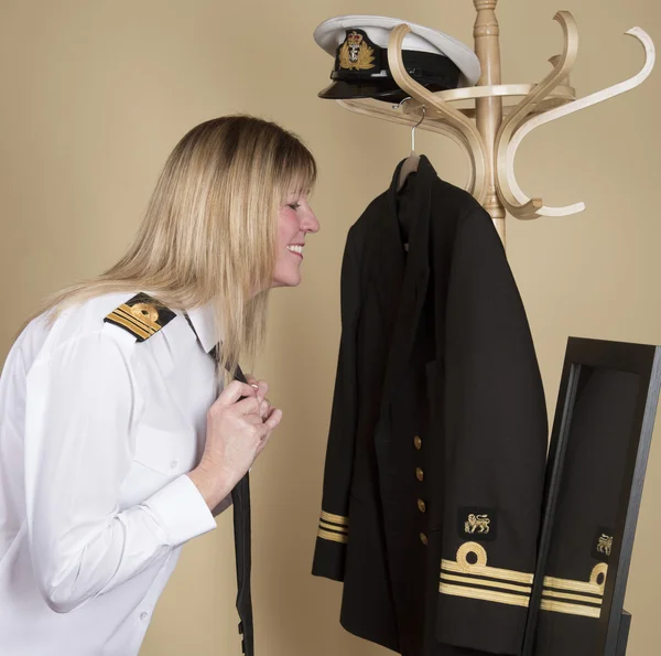 Oficial naval vistiéndose con su uniforme — Foto de Stock