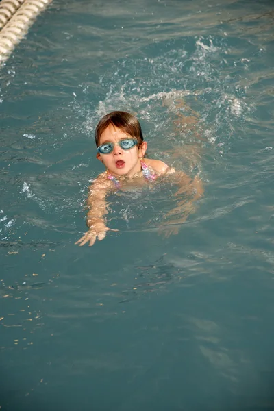 Niño pequeño en una piscina — Foto de Stock