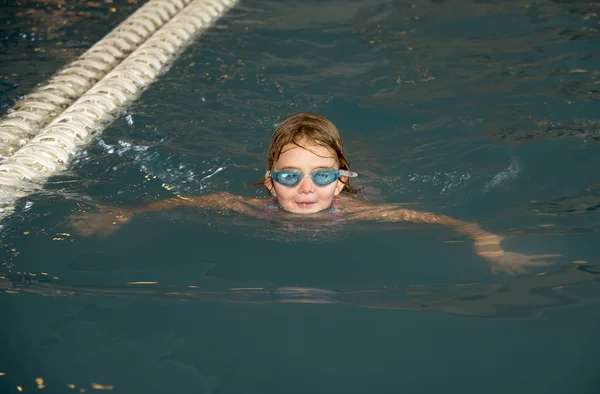 Malé dítě v bazénu — Stock fotografie