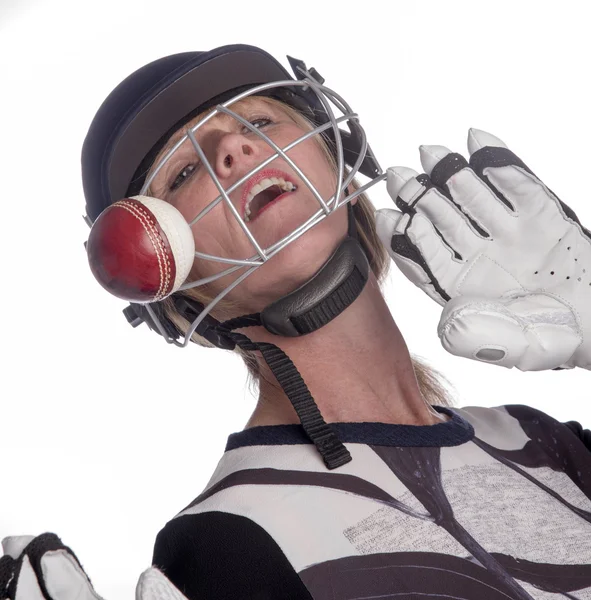 Bola de críquete batendo capacete de segurança — Fotografia de Stock