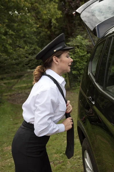 Mujer conductor ajusta su corbata — Foto de Stock