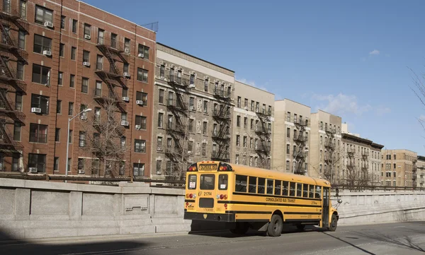 Autobús escolar americano amarillo en Manhattan NYC USA — Foto de Stock