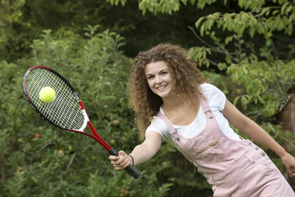 Adolescente atraente jogando tênis — Fotografia de Stock
