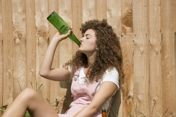 Teenager mit Alkoholproblem trinkt aus Glasflasche — Stockfoto