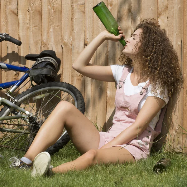 Teenager mit Alkoholproblem trinkt aus Glasflasche — Stockfoto