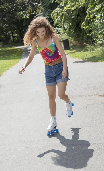 Meisje op rolschaatsen quad — Stockfoto