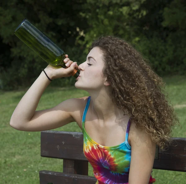 Teenager mit Alkoholproblem trinkt Alkohol — Stockfoto