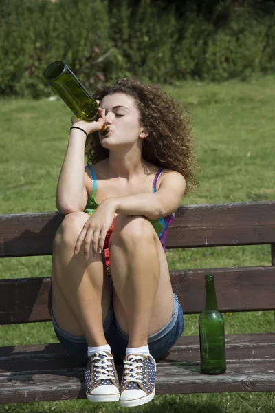 Teenager mit Alkoholproblem trinkt Alkohol — Stockfoto