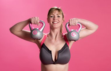 Kadın iki su ısıtıcısı çan kaldırma