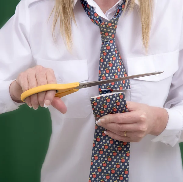 Большие ножницы режут галстук — стоковое фото