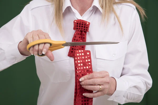 Un par de tijeras grandes cortando una corbata por la mitad —  Fotos de Stock