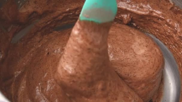 Närbild Konditor Som Förbereder Chokladmousse Person Arbetar Med Söt Deg — Stockvideo
