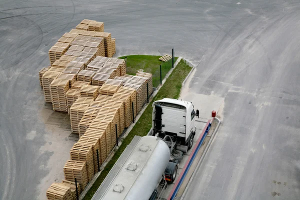 Holzkisten und LKW — Stockfoto