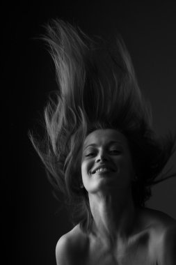 Tek renkli güzel bir genç kadının portresi