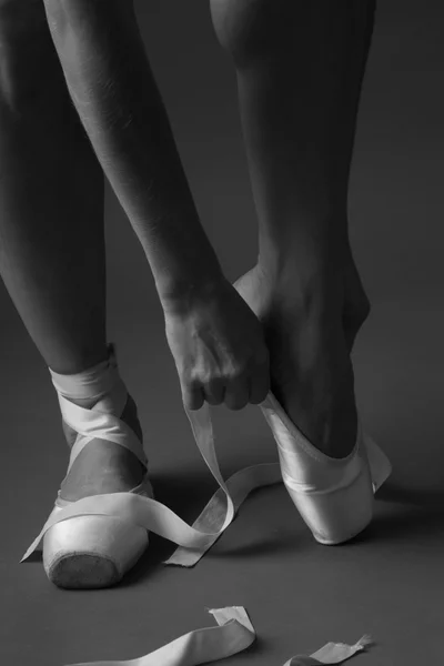 Graciosos pies de bailarina de ballet —  Fotos de Stock