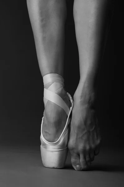 Graciosos pies de bailarina de ballet —  Fotos de Stock