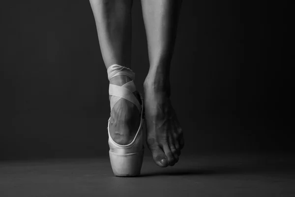 Graciosos pies de bailarina de ballet —  Fotos de Stock