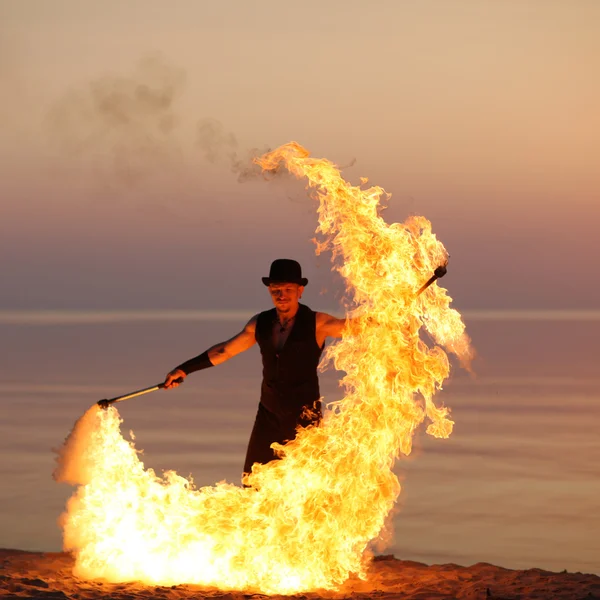 Show de fogo na praia — Fotografia de Stock