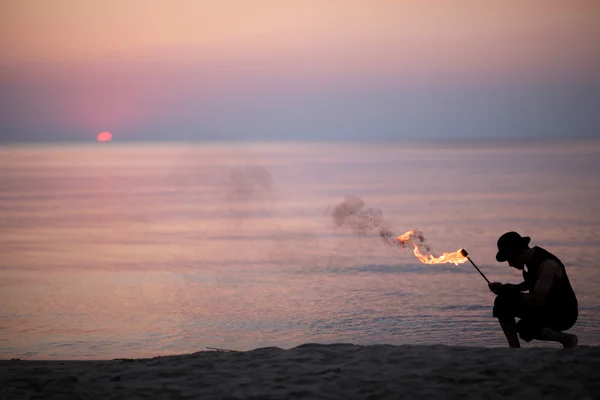 浜辺での火のショー — ストック写真