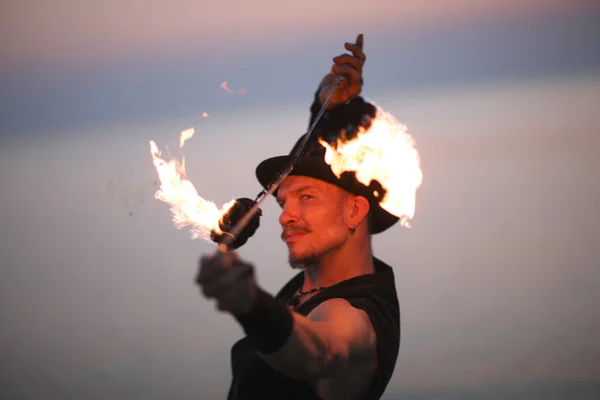 Spectacle de feu sur la plage — Photo