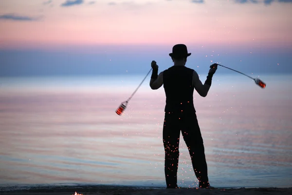 Vuurshow op het strand — Stockfoto